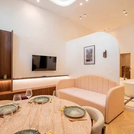 Luxury In The Heart Of Apartment *